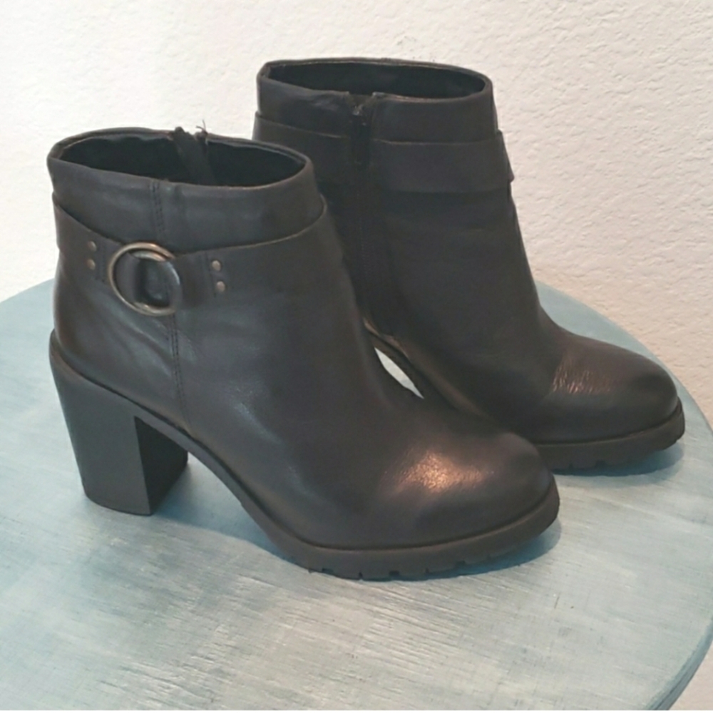 Crēvo Katheryn Black Ankle Booties With Buckle Size 9